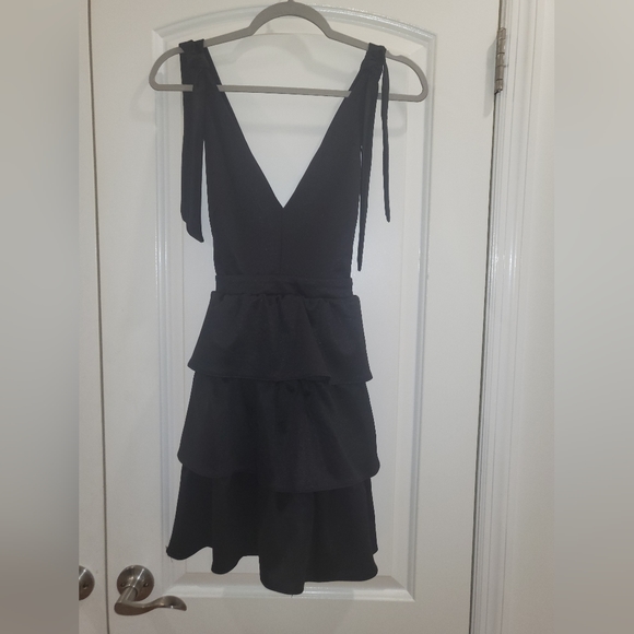 7. NWT OML LONDON TIERED CROSS BACK DRESS SIZE XS - Picture 1 of 3